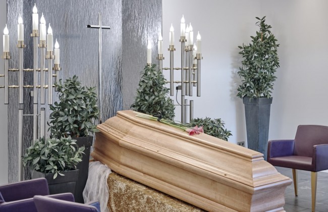 Andachtshalle mit Sarg für Erdbestattung