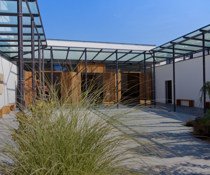 Atrium und Blick in die Trauerhalle