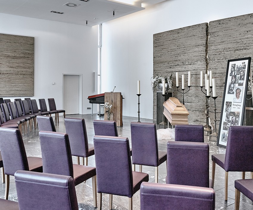 Große Trauerhalle mit bis zu 100 Sitzplätzen